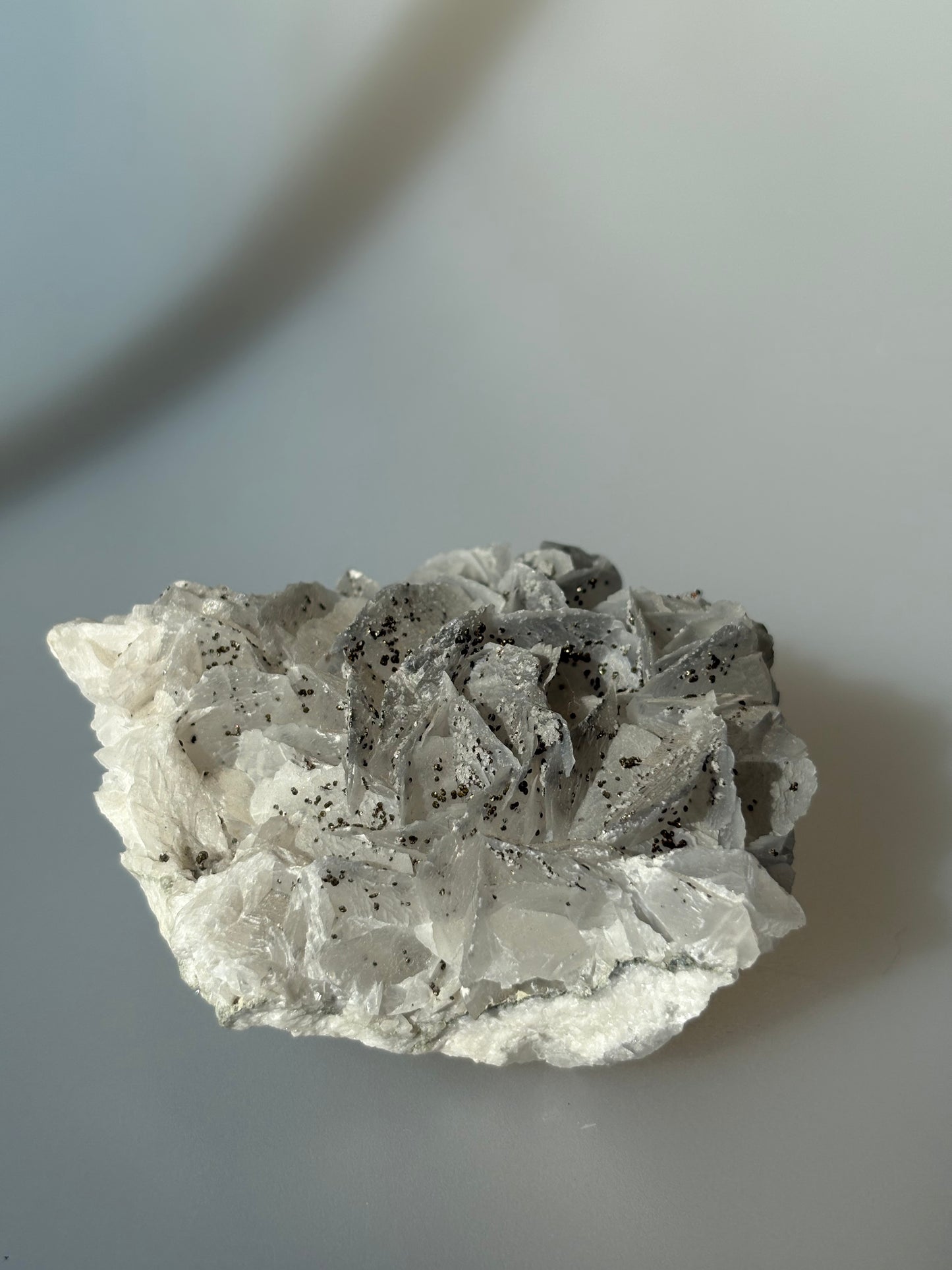 Calcit mit Pyrit Cluster